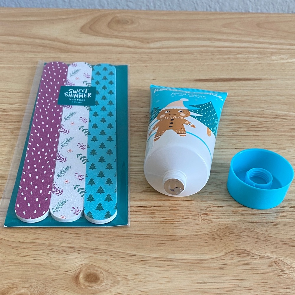 Sweet and Shimmer Christmas themed Nail File and Hand Lotion Set - Picture 4 of 6